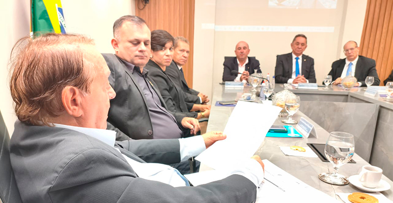 Conselheiro José Albuquerque presta homenagem ao presidente do CFA durante plenária do CRA-CE